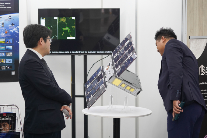 Vệ tinh của một hãng Nhật Bản được trưng bày tại triển lãm về vũ trụ ở Việt Nam, tháng 3/2026. Ảnh: Lưu Quý