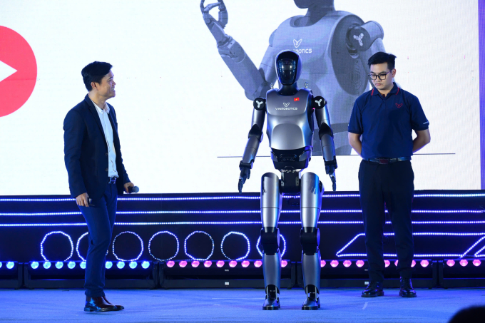 Robot hình người do Việt Nam phát triển trình diễn tại sự kiện AI4VN 2025. Ảnh: Giang Huy